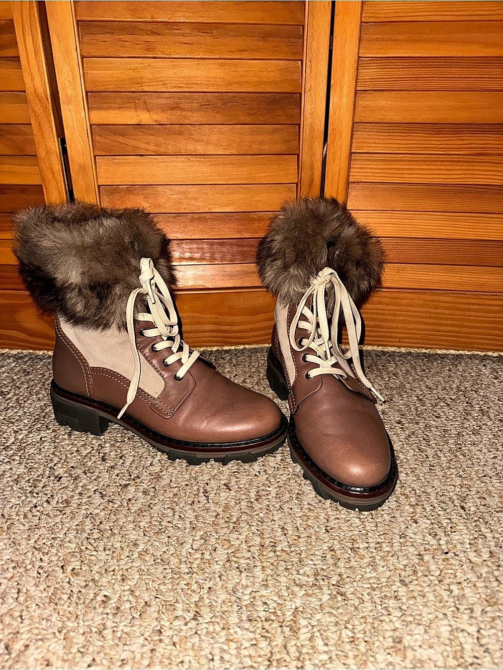 Fur Collar Lace-Up Winter Boots in Brown & Beige Like New